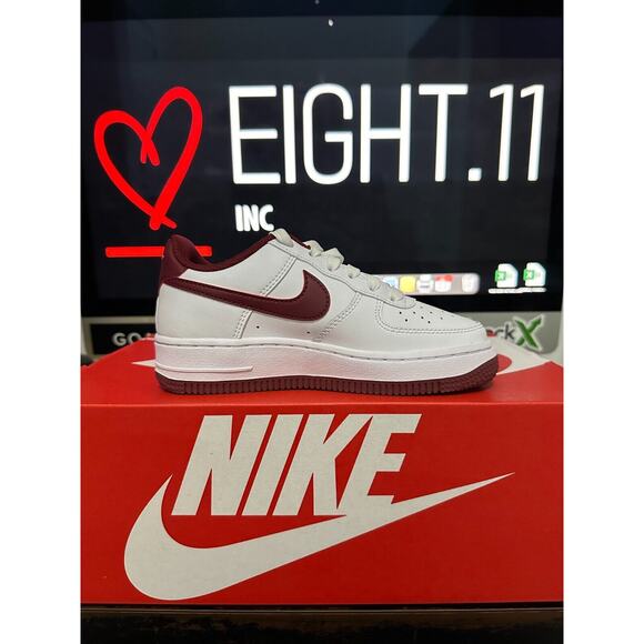 NEW KIDS SIZE 1Y NIKE AIR FORCE 1 WHITE TEAM RED FV5948-105 YOUTH SHOES - Picture 2 of 6